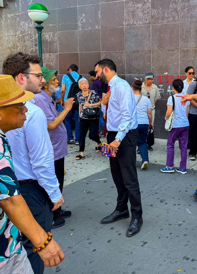ممداني بين الناس في الشارع